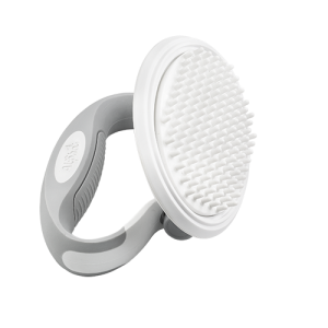 Brosse blanche pour chat avec picots en silicone souple et manche gris rotatif, idéale pour les nœuds et la mue.