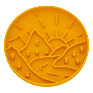 Gamelle anti-glouton jaune en silicone avec motif montagne et soleil, conçue pour ralentir l’alimentation, médaille chien.